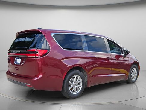 Used 2023 Chrysler Pacifica Touring-L FWD image 7