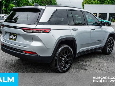 Used 2025 Jeep Grand Cherokee Altitude AWD/4WD image 5