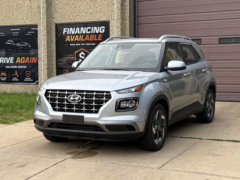 Used 2022 Hyundai Venue SEL FWD image 3