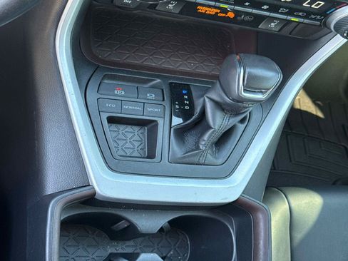Used 2020 Toyota RAV4 Limited FWD image 28