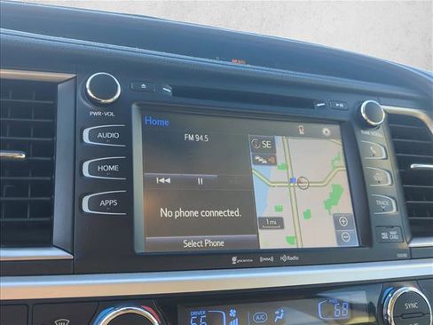 Used 2019 Toyota Highlander XLE FWD image 18