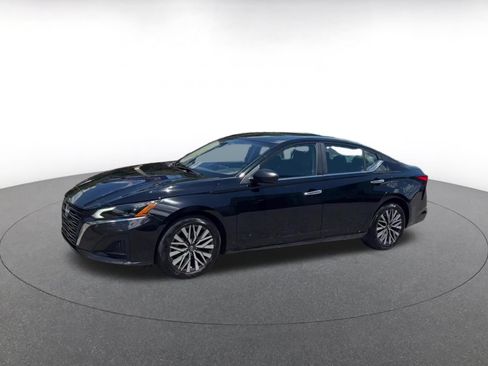 Used 2025 Nissan Altima 2.5 SV FWD image 7
