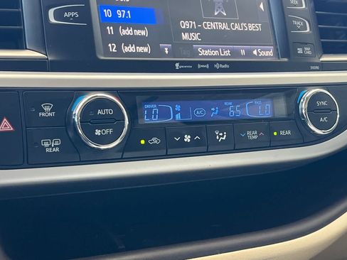 Used 2019 Toyota Highlander XLE AWD/4WD image 23