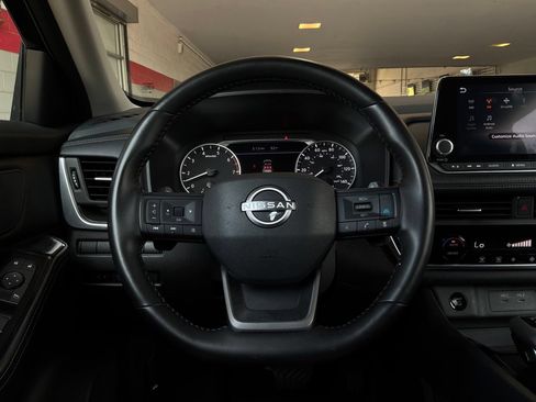 Used 2025 Nissan Rogue SV FWD image 32