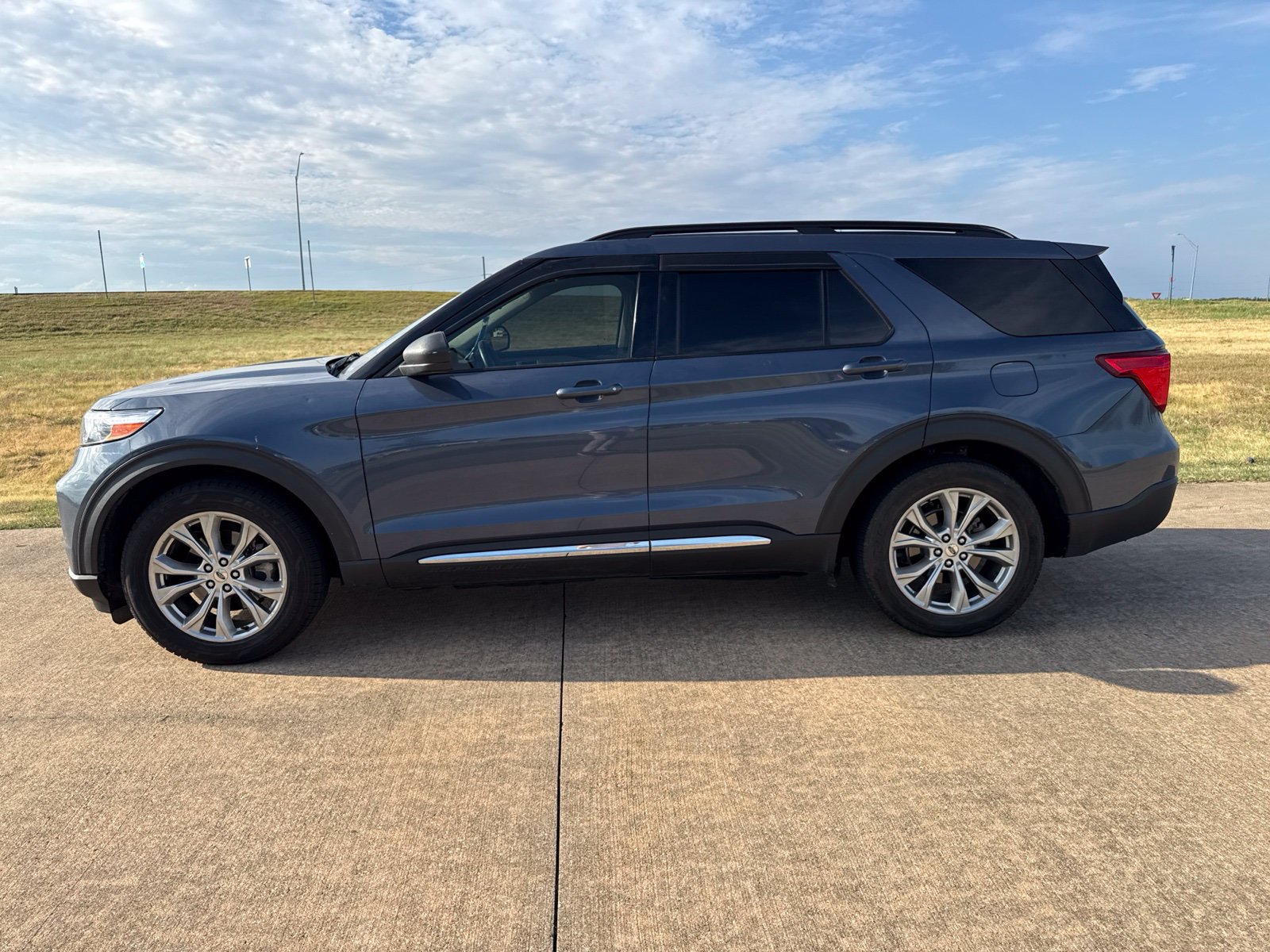 Used 2021 Ford Explorer XLT w/ Equipment Group 202A RWD image 19