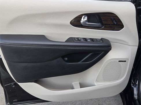 Used 2022 Chrysler Pacifica Limited w/ Uconnect Theater Family Group image 10