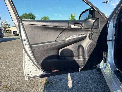 Used 2014 Toyota Camry SE w/ Moonroof Package FWD image 12