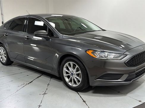 Used 2017 Ford Fusion SE image 3