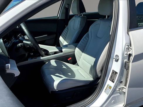 Used 2024 Hyundai Elantra Limited FWD image 17