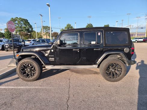 Used 2018 Jeep Wrangler Unlimited Sahara AWD/4WD image 3