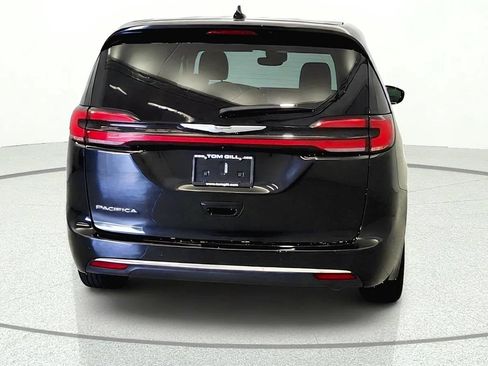 Used 2023 Chrysler Pacifica Touring-L FWD image 5