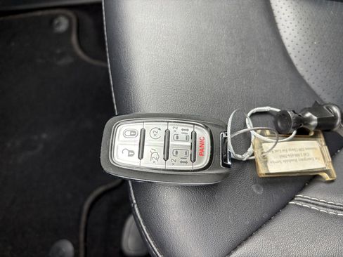 Used 2025 Chrysler Pacifica Select image 22