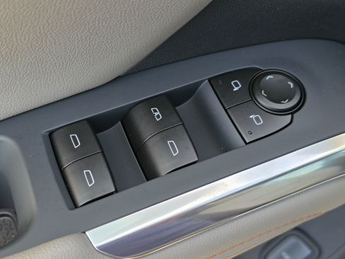 New 2027 Chevrolet Traverse LT w/ Driver Confidence Package FWD image 24