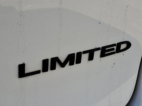 Used 2025 Chrysler Pacifica Limited FWD image 29