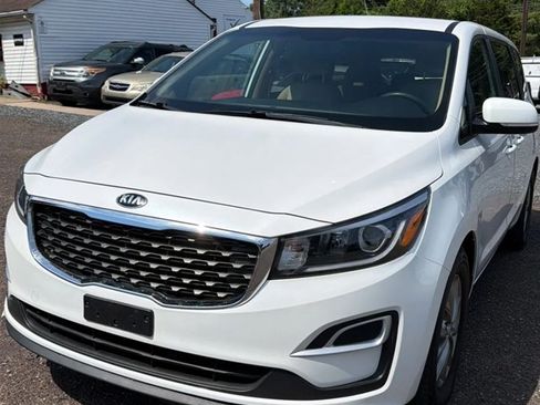 Used 2019 Kia Sedona LX FWD image 2