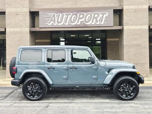Used 2025 Jeep Wrangler Unlimited Sahara w/ Safety Group AWD/4WD image 4