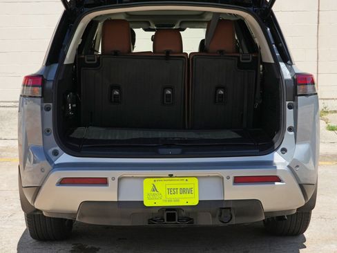 Used 2022 Nissan Pathfinder Platinum w/ Cargo Package FWD image 9