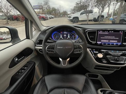Used 2023 Chrysler Pacifica Touring-L image 11