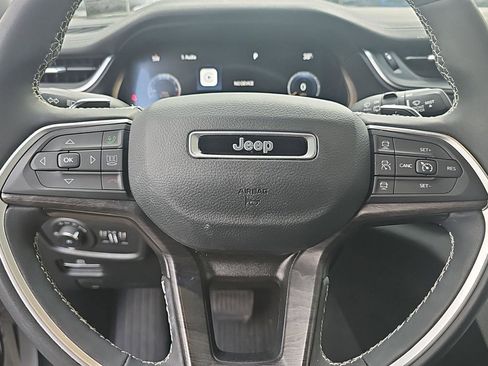 Used 2023 Jeep Grand Cherokee Limited w/ Black Appearance Package AWD/4WD image 12