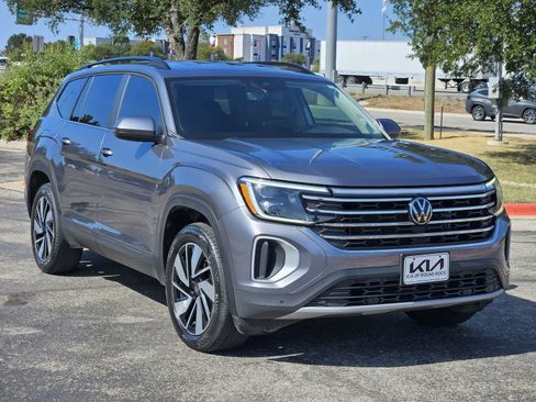 Used 2024 Volkswagen Atlas SE w/ Black Wheel Package FWD image 3