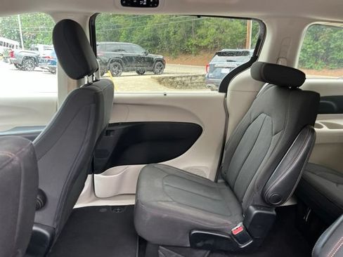 Used 2018 Chrysler Pacifica Touring Plus FWD image 14