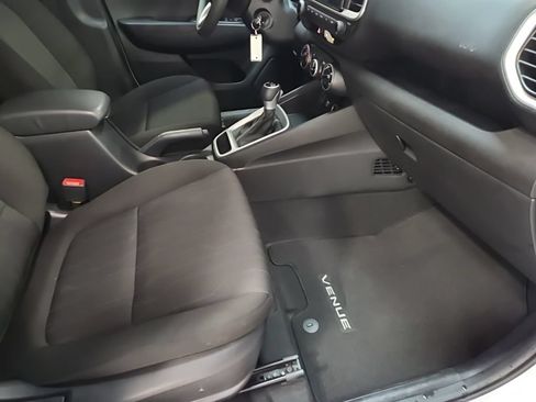 Certified 2025 Hyundai Venue SE FWD image 9