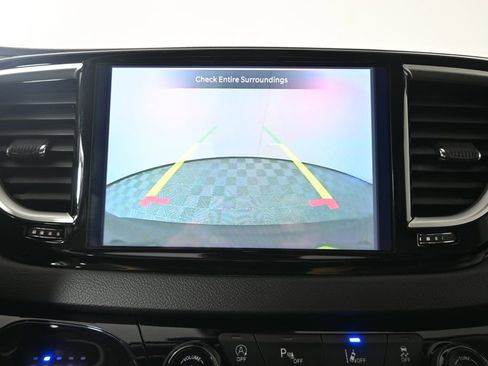 Used 2024 Chrysler Pacifica Touring-L FWD image 30