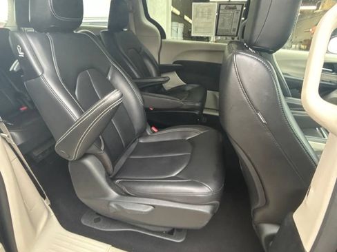 Used 2023 Chrysler Pacifica Touring-L FWD image 22