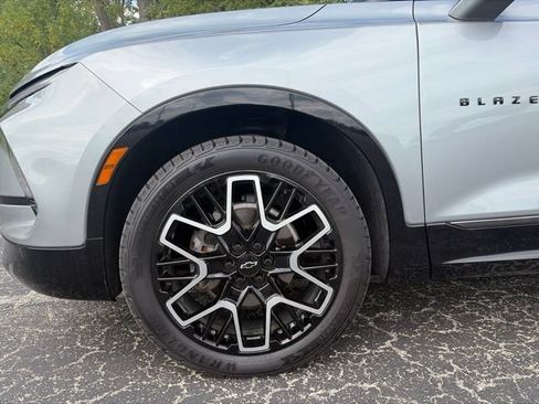 Used 2023 Chevrolet Blazer RS w/ Enhanced Convenience Package FWD image 4