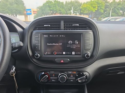 Used 2025 Kia Soul LX w/ LX Technology Package FWD image 15
