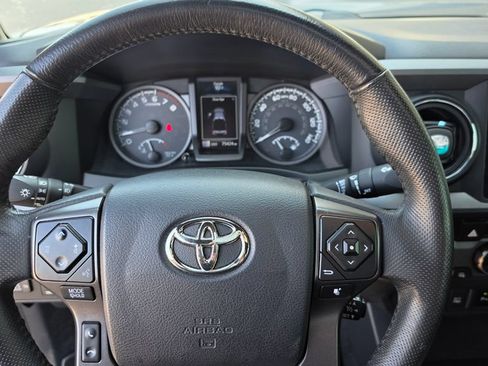 Used 2017 Toyota Tacoma TRD Sport w/ Premium & Technology Package RWD image 16