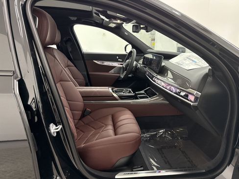New 2025 BMW 760i xDrive w/ Premium Package image 31