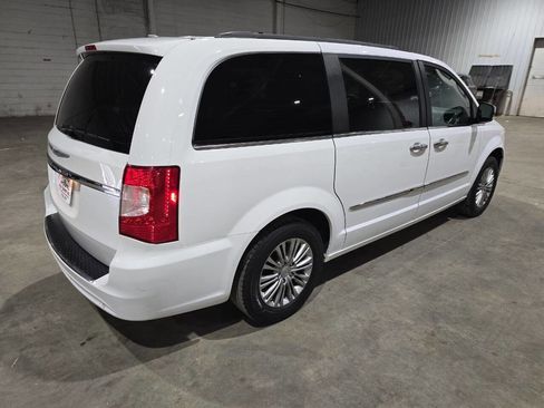 Used 2016 Chrysler Town & Country Touring-L w/ Driver Convenience Group FWD image 10
