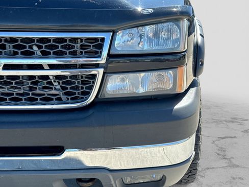Used 2005 Chevrolet Silverado 2500 LS w/ Heavy-Duty Power Package AWD/4WD image 12