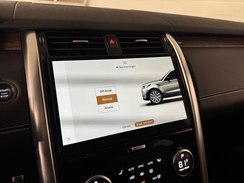 Used 2024 Land Rover Discovery Dynamic SE image 25