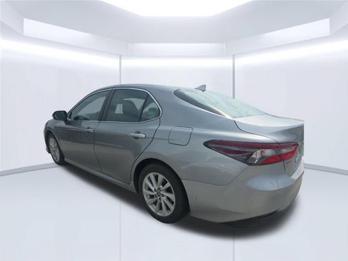 Used 2022 Toyota Camry LE w/ Convenience Package FWD image 4