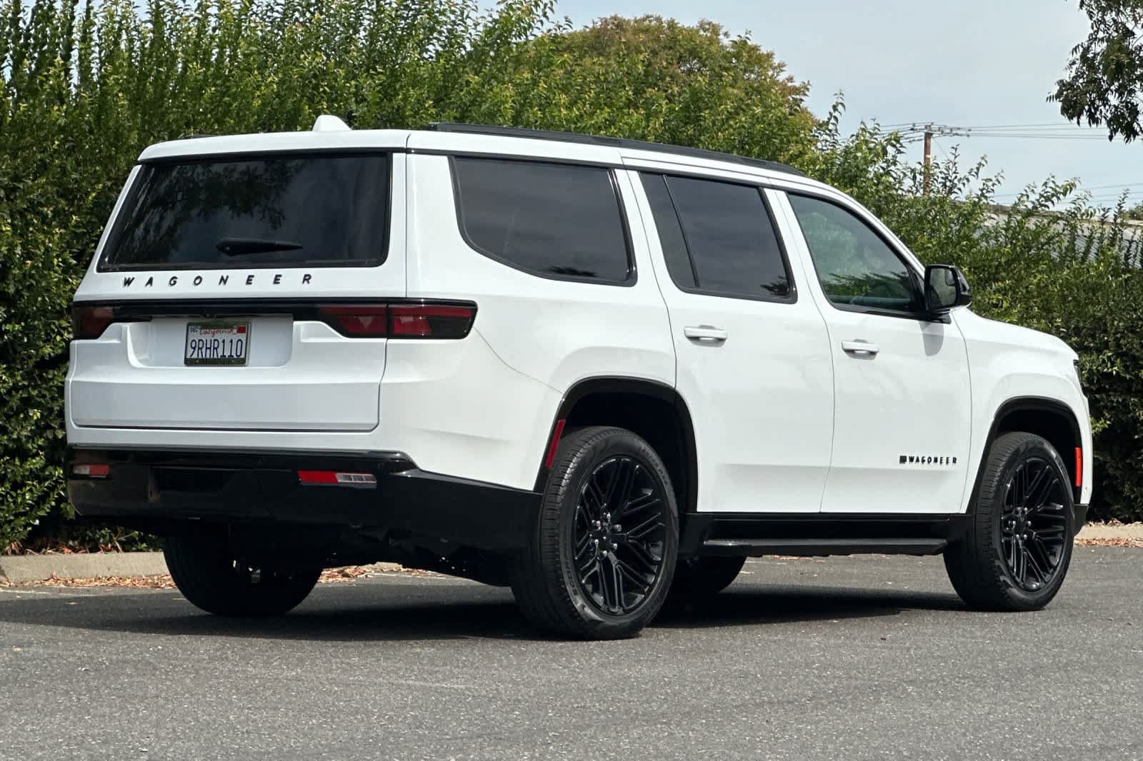 Used 2023 Jeep Wagoneer Series II RWD image 3