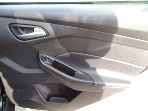 Used 2014 Ford Focus SE w/ SE Winter Package FWD image 30