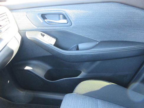 Used 2023 Nissan Rogue SV image 33