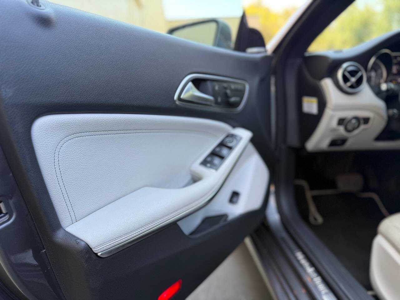 Used 2014 Mercedes-Benz CLA 250 image 33