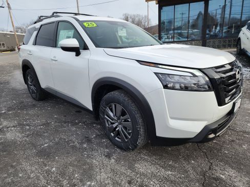 New 2025 Nissan Pathfinder SV image 2