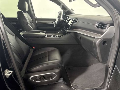 Used 2024 Jeep Wagoneer L Series II w/ Flexible Seating Group image 15