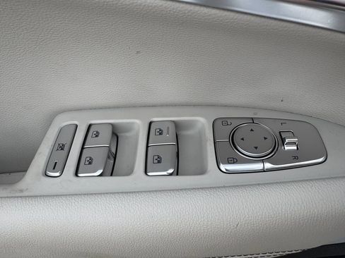 Used 2025 Genesis G70 2.5T RWD image 18