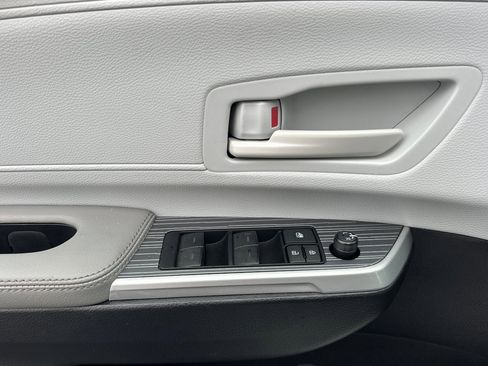 Used 2025 Toyota Sienna LE w/ LE Plus Package image 11