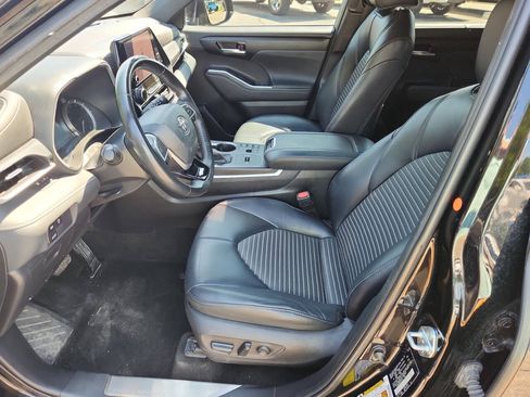 Used 2023 Toyota Highlander XSE FWD image 10