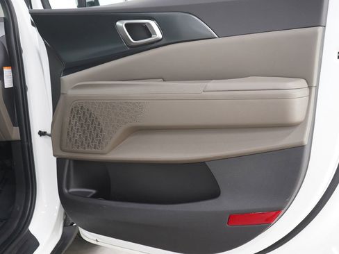 Used 2026 Kia Carnival LXS FWD image 9