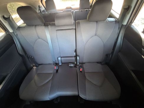 Used 2025 Toyota Highlander LE FWD image 40