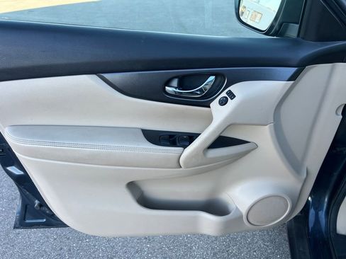 Used 2016 Nissan Rogue SV w/ SV Moonroof Package image 12