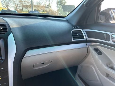 Used 2013 Ford Explorer XLT image 30