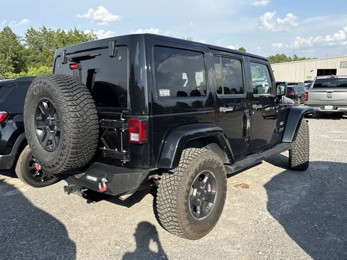 Used 2017 Jeep Wrangler Unlimited Sahara AWD/4WD image 4